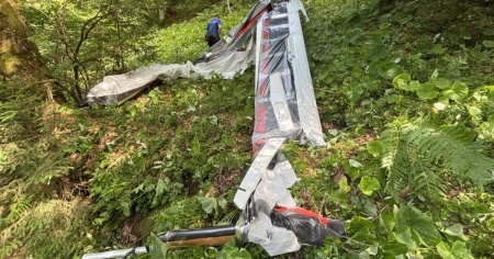 Velivolo ultraleggero si schianta nel bosco