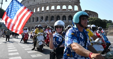 In 25mila, tutti in Vespa