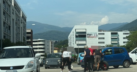 Auto e moto si scontrano