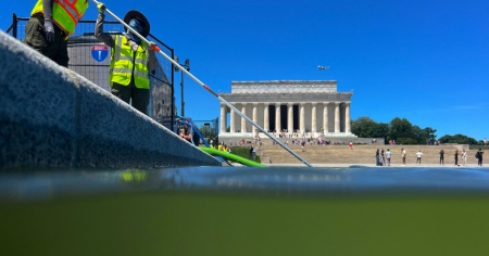 La piscina verde, che fa infuriare Trump