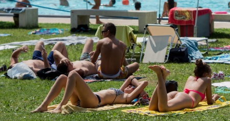 Weekend bollenti, tra piscine e lidi pieni