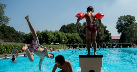 Weekend bollenti, tra piscine e lidi pieni