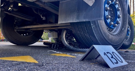 Sotto il camion con la bici: grave giovane ciclista