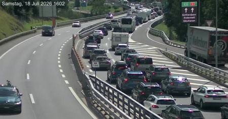 15 chilometri di coda al San Gottardo (e quasi tre ore di attesa)