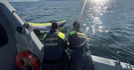 A fuoco un natante svizzero sul lago Maggiore: tratte in salvo sei persone
