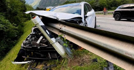 A13, perde il controllo dell'auto e si incastra sotto il guardrail