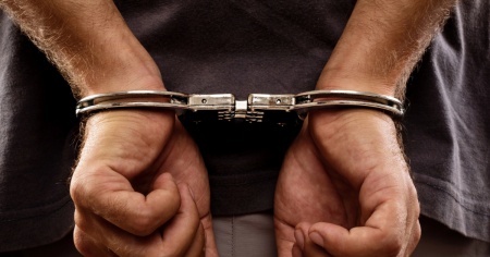 Abusi su minori, scarcerato e riarrestato l'ex agente