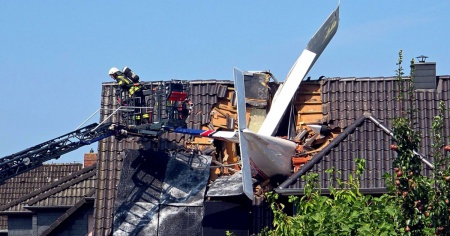 Aereo si schianta sul tetto di una casa