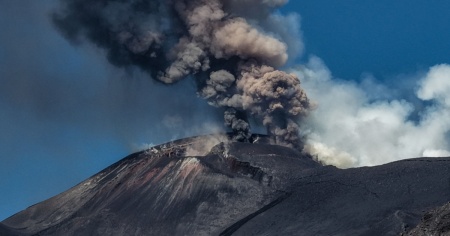 Erutta l'Etna: voli fermi e chiude anche Sigonella