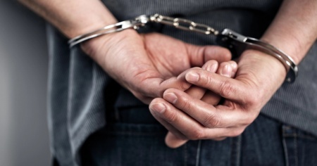 Aggredisce più persone fuori dall'ospedale: tre feriti, una donna è grave