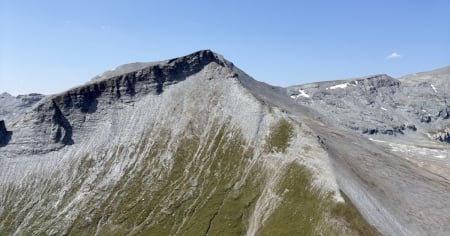 Volo fatale sopra Laax, parapendista di 24 anni perde la vita
