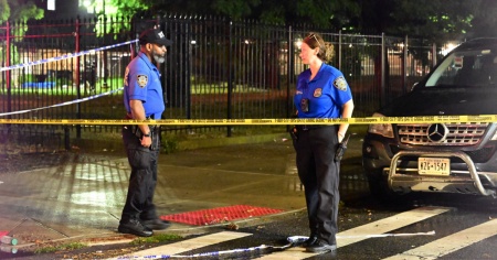 Spari tra la folla a Brooklyn: otto feriti, quattro sono minorenni