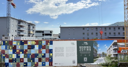 L’arte che abita la città: studenti trasformano i cantieri in spazi di dialogo
