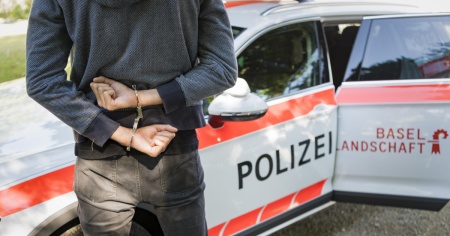 Assalti ad armeria e carrozzeria, fermati quattro giovani francesi