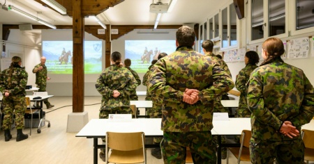 Esercito svizzero, purea di mele italiana. E la polemica è servita