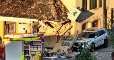 Attacco esplosivo a un bancomat, ladri in fuga