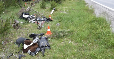 Auto e moto si scontrano durante un sorpasso: grave il centauro