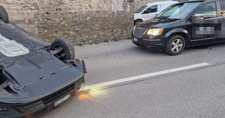 Auto finisce sul tetto a Magadino
