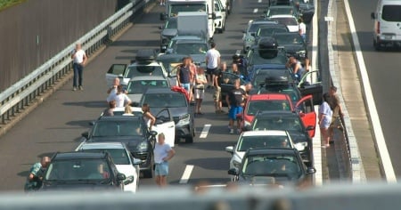 Megacoda verso sud, persone fuori dalle auto: è permesso?