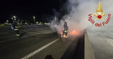 Auto in fiamme sull'A9