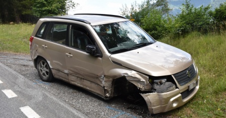 Quattro incidenti in pochi metri, un 91enne ha distrutto l'auto