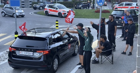Pazzi per la Nati: caroselli di auto e moto all'ora di colazione