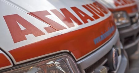 Rimini, perde il controllo dell'auto e finisce su folla e vetrine