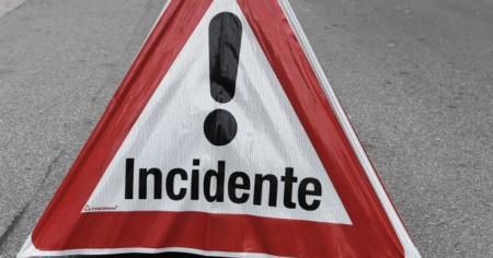 Moto contro auto a Cornaredo, traffico congestionato