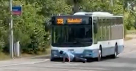 L'autista dell'autobus fa le flessioni in mezzo alla strada... per solidarietà?