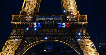 Scala la Torre Eiffel e appende una bandiera Usa: arrestato