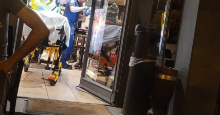 Violenza al bar, giovane preso a botte