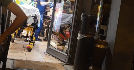 Violenza al bar, giovane preso a botte