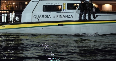 Barche, elicotteri e droni per controllare i laghi