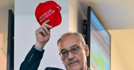 Parmelin come Trump, il messaggio sul berretto è virale