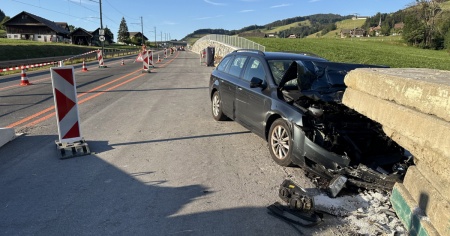 Si schianta contro dei blocchi di cemento: un morto e un ferito grave