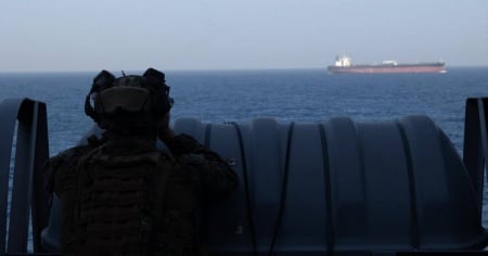 Deviati due mercantili che volevano forzare il blocco navale