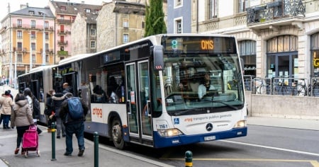 Passeggera del bus gravemente ferita dopo una frenata