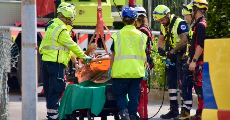 Cade nel cantiere, lo recuperano i pompieri
