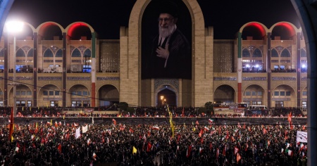 "Morte all'America", in migliaia ai funerali di Khamenei