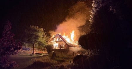 Casa di vacanza distrutta dalle fiamme: forse è stato un fulmine