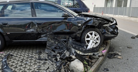 Centra prima una pensilina, poi diverse auto, un muro e infine un palo