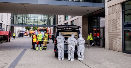 Accoltella una donna e le dà fuoco in un centro commerciale: arrestato un 54enne