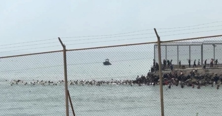 Ceuta sotto assedio: oltre 1500 migranti in pochi giorni