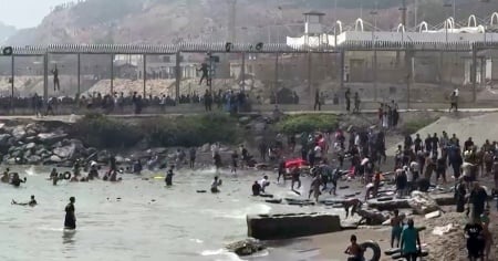 Ceuta sotto assedio: migliaia di migranti arrivano a nuoto, diversi i morti