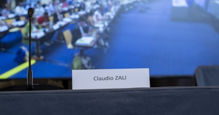 Chiedono le dimissioni del politico, senza mai citare il suo nome