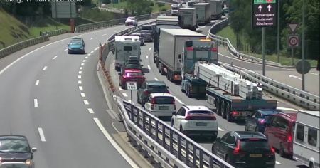 Oltre dieci chilometri di coda al portale Nord