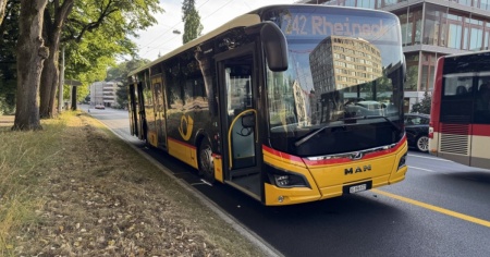 Collisione tra e-bike e autopostale: grave il ciclista