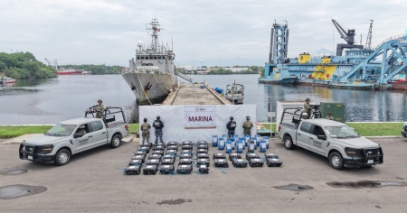 La Marina sequestra oltre una tonnellata di cocaina