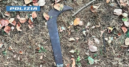 Como, tenta di colpire un poliziotto con una roncola di 45 centimetri