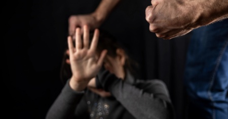 Picchia e abusa sessualmente della compagna incinta, condannato
